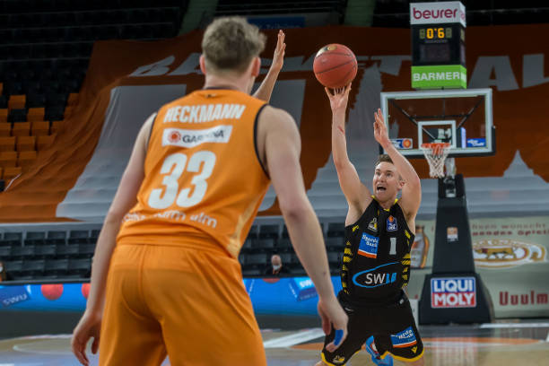 勇士轻取鹈 勇士轻取鹈